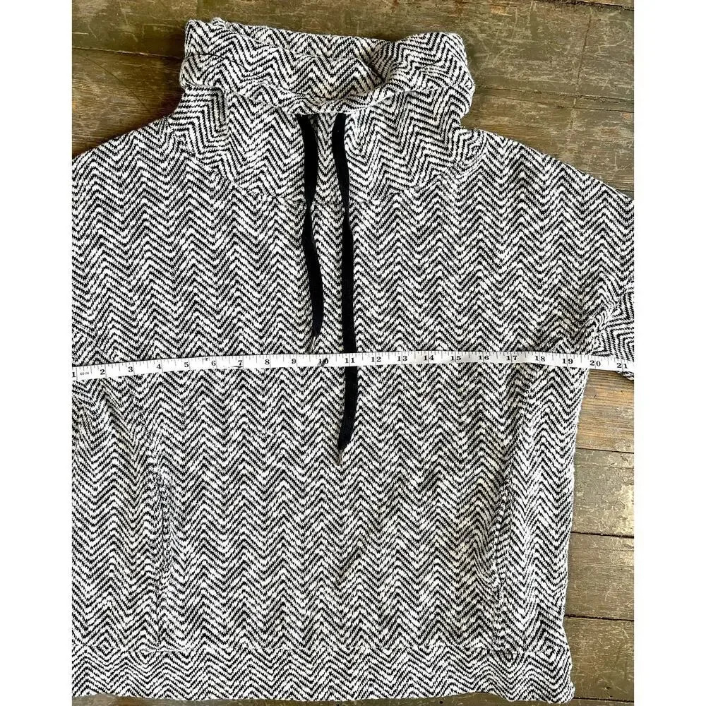 Forever21 Black and White Chevron Houndstooth Cowl
Neck Sweater Women size small - Picture 8 of 9
